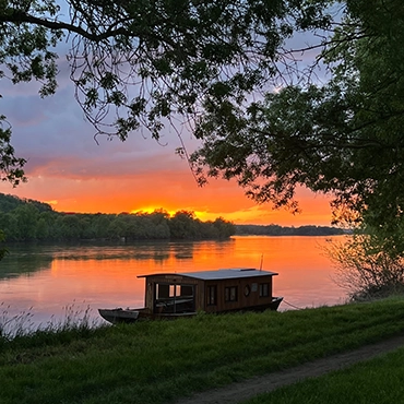 Toue cabanée à louer à Gennes-Val-de-Loire